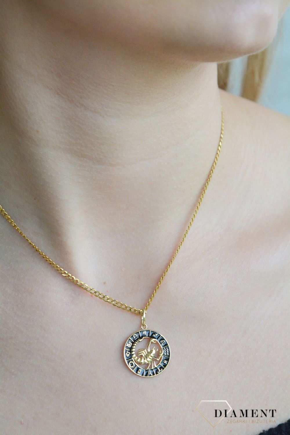 Złota zawieszka 585 znak zodiaku Skorpion z czarną emalią w kółku ZA 7310F.jpg